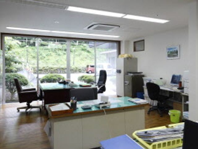 開放感のあるオフィス 内観 窓からの自然光が心地よい作業スペースです。外の景色も楽しめ、快適な環境で働けます。