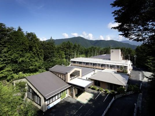 自然に囲まれた建物外観  