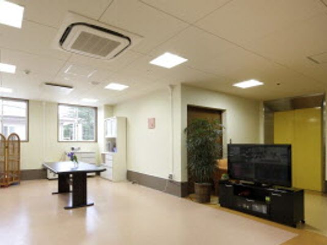テレビがあるリビング リビング 明るく空間の広々とした共有スペースです。テレビを見ながらくつろぎの時間を楽しめます。