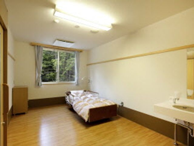 窓辺のある居室 居室 広々とした居室は、自然光が柔らかく差し込み、ゆったりとした時間を過ごせます。