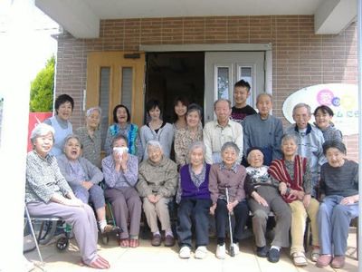 笑顔の集合写真エントランス前