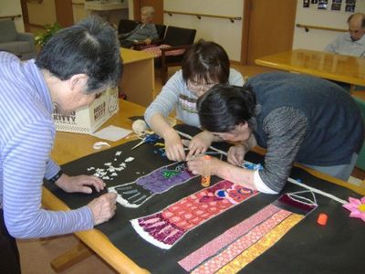 手芸活動をする人々