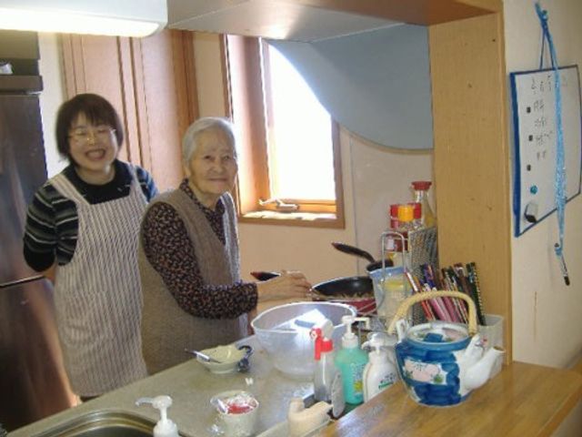 料理中の笑顔の人々