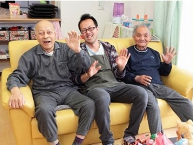 笑顔の三人とソファ