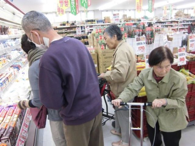 高齢者のスーパーマーケット買い物