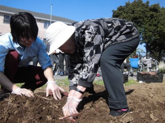共同で園芸をする人々