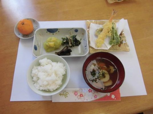 和食の並んだ食事風景