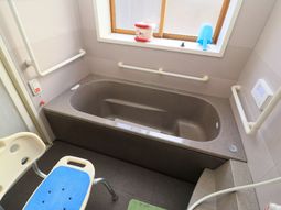 手すり付きの浴室