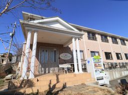 建物正面のクラシックな外観