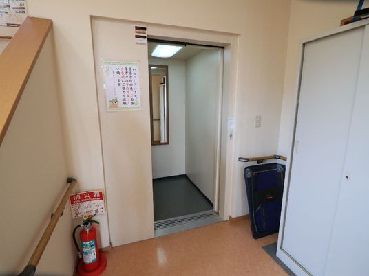 廊下と扉付き入口