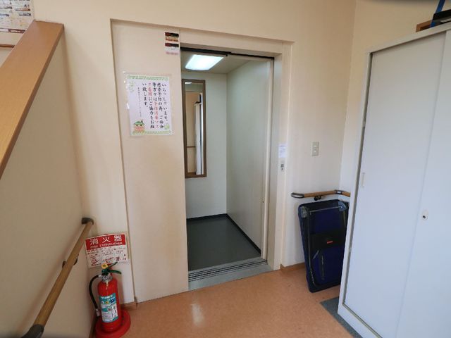 廊下と扉付き入口