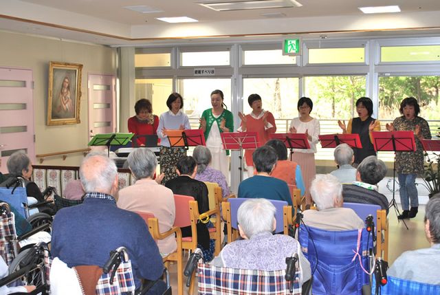 明るい多目的室 多目的室 広々とした空間で、皆さんが愉快に歌を楽しんでいます。自然光が優しい雰囲気を作っています。