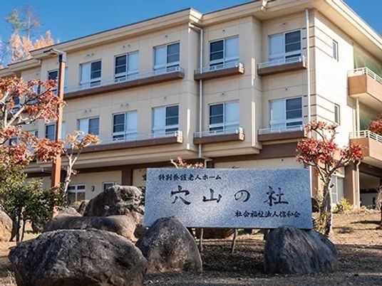 施設外観の建物正面  