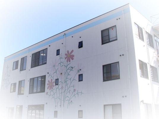 花柄外壁の建物外観  