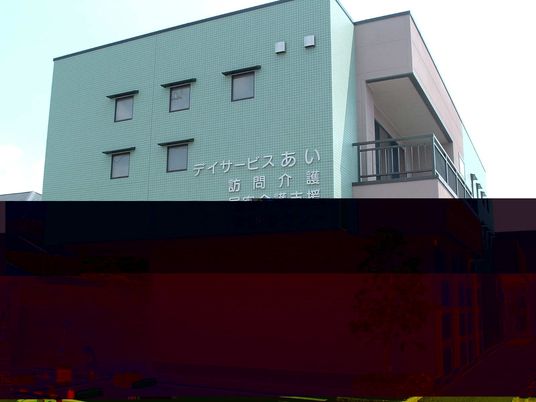 緑色の建物外観  