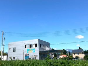 広々とした建物の外観