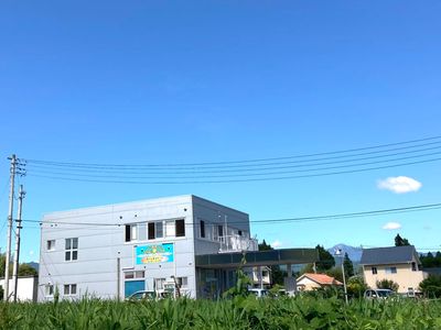 広々とした建物の外観