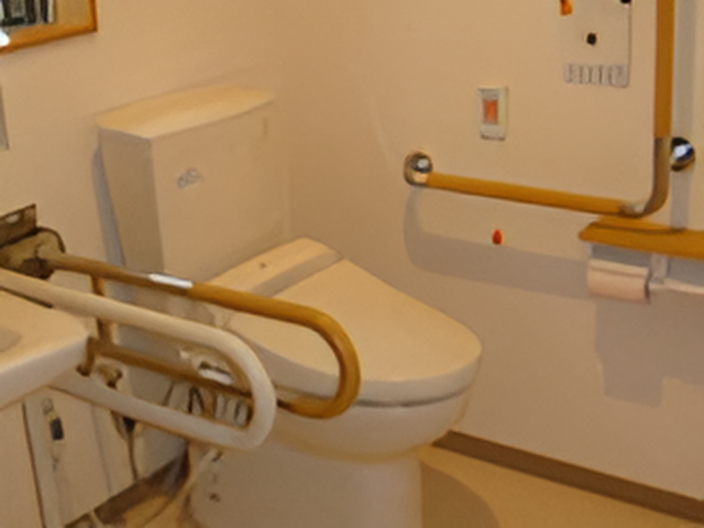バリアフリートイレ設備 トイレ 手すり付きの清潔なトイレです。日々の業務で利用者のサポートを行う際に安心できる環境が整っております。