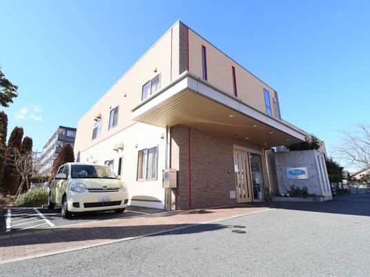 明るい日差しのエントランス