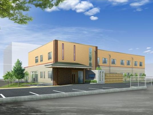 明るい外観の建物