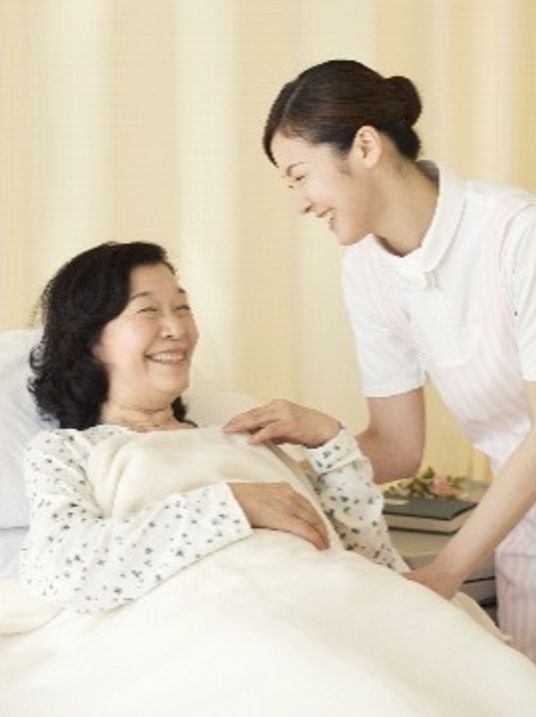 笑顔のスタッフと入居者