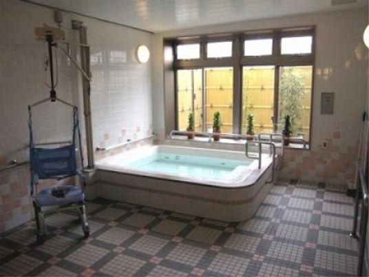 バリアフリー設計の浴室