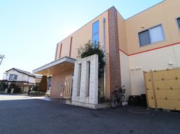 清潔感のある建物エントランス