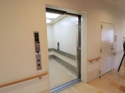エレベーター前の通路