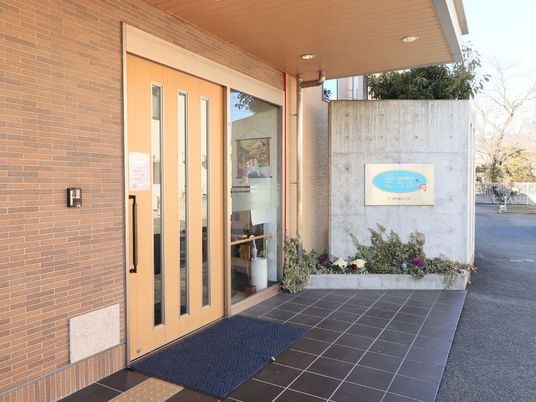 エントランスの明るい外観