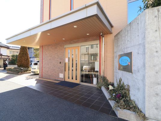 エントランスの外観