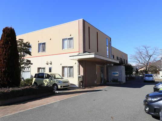 明るい日差しの施設外観