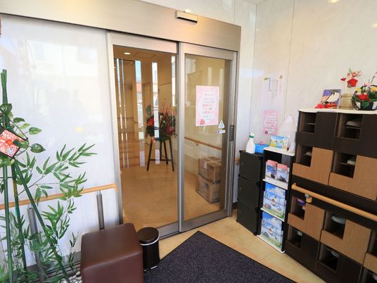 明るいエントランスの風景