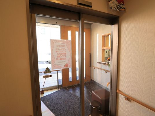 エントランスの自動ドア