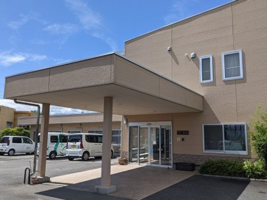 建物正面と車寄せの外観  