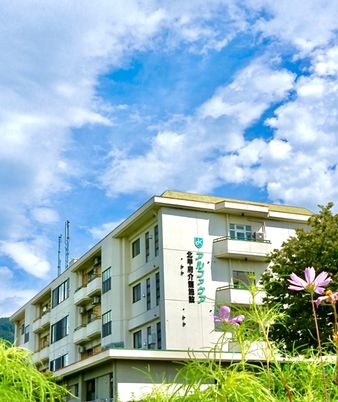 青空と草花の外観