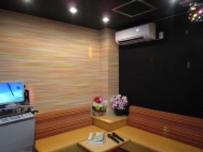カラオケとマイクのある室内