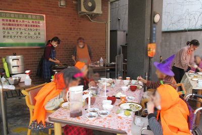 屋外昼食会の光景