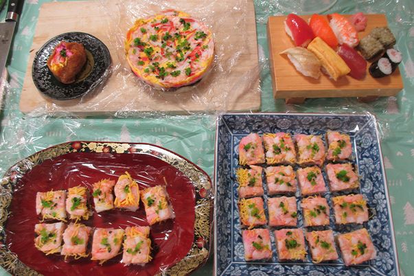 カラフルな料理が並ぶテーブル