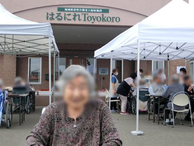 エントランス前の集い
