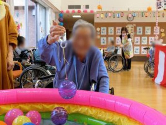 笑顔で遊ぶ様子の多目的室