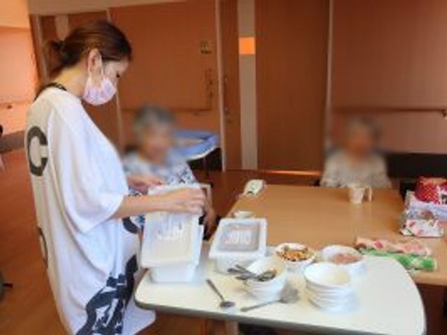 居室での共同時間 居室 明るい居室で、リラックスしながらサポートを受ける様子が見られます。リラックスした雰囲気です。