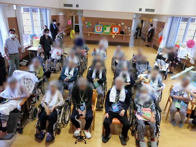 多目的室での活動 多目的室 広々とした多目的室で、利用者の方々が集まり楽しんでいる様子が見られます。柔らかな自然光が差し込んでいます。