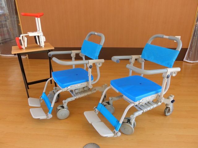 機能訓練室の移動用椅子 機能訓練室   移動しやすい椅子が2台置かれた機能訓練向けの空間です。補助器具も見え、日々の訓練に使いやすそうです。