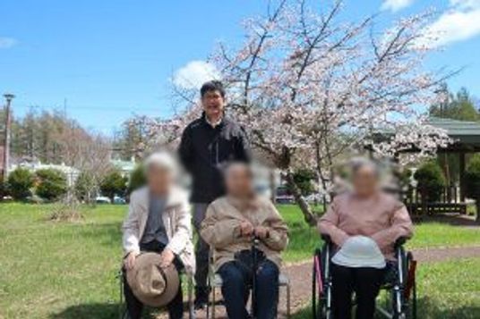 桜の木が見える庭