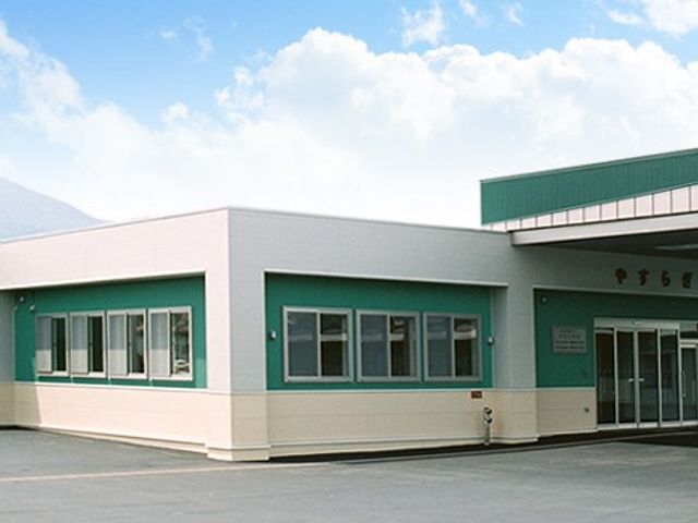 施設の外観 外観   緑と白を基調にした建物で、すっきりとした印象です。入口前にはゆとりがあり、出入りしやすそうです。