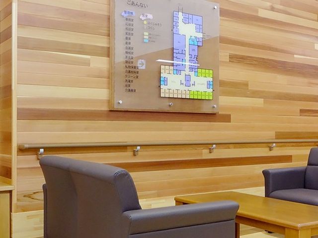 案内板のある休憩室 休憩室   木目調の落ち着いた休憩室です。ソファとテーブルがあり、ひと息つきやすい空間になっています。
