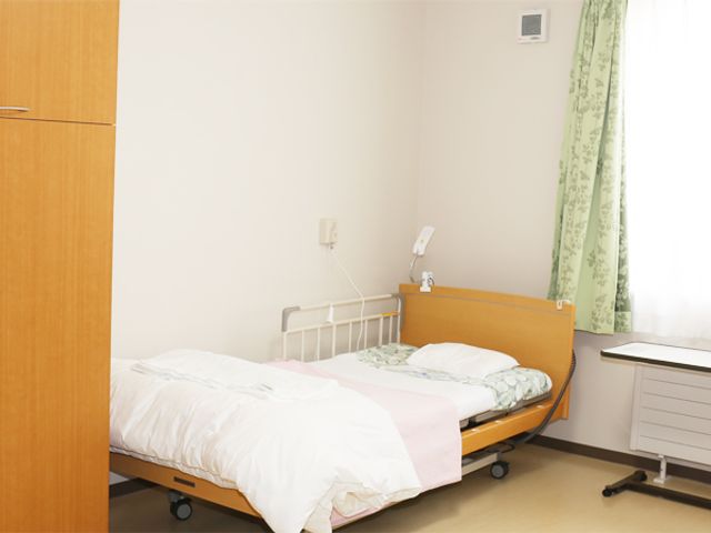 明るい個室の居室 居室 大きな窓から自然光が差し込み、穏やかな環境で過ごせます。配置された設備も充実しています。