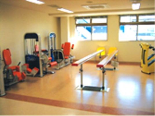 施設の写真 機能訓練やリハビリに使うことができるマシン、器具がたくさん置かれた機能訓練室を、施設内に用意している。