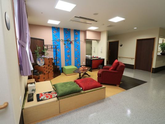 施設の写真 廊下の一角に、和のテイストでコーディネートされたスペースがある。畳２畳に木製の家具、茶道用具が置いてある。