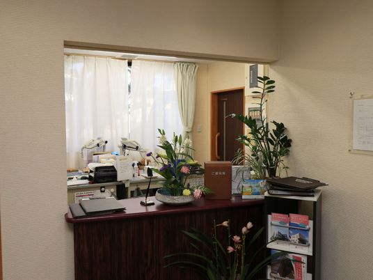 受付風景のデスクと植物